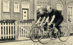 108880 Portret van Ko Dol (rechts) met een vriend op de racefiets in de Dennenstraat te Utrecht.